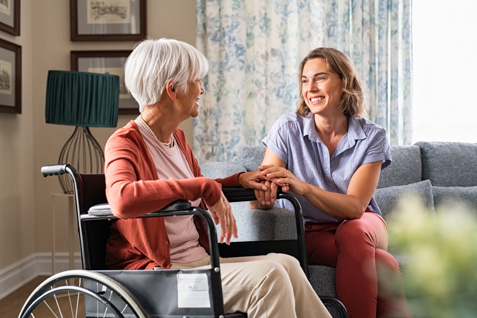 Ältere Frau mit Pflegefachkraft, vermittelt vom Pflegestützpunkt NRW, Pflegeberatung Hasenbank