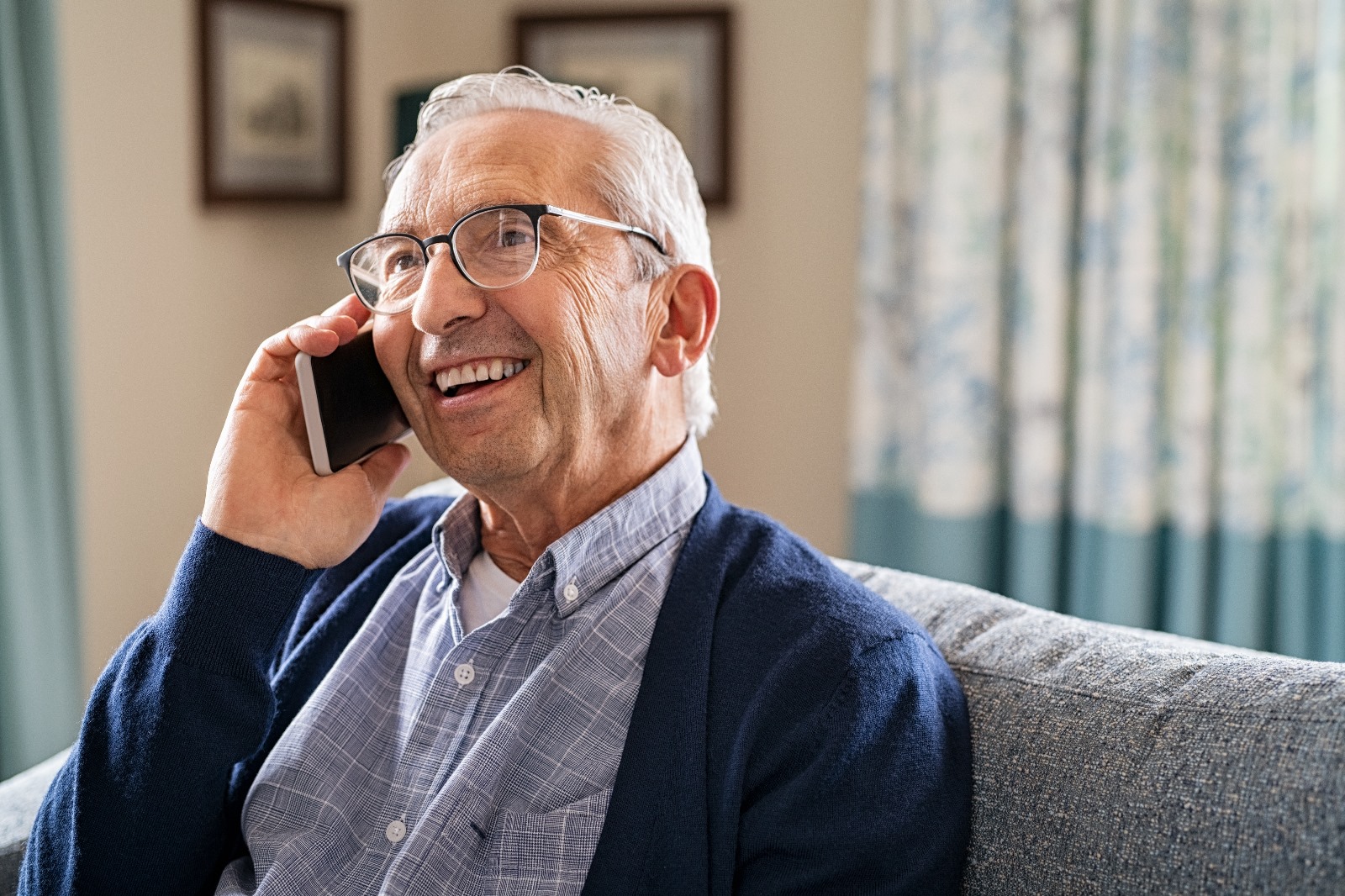 Älterer Mann am Telefon, Pflege Beratung Kunde vom Pflegestützpunkt NRW
