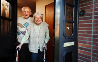 Älteres Ehepaar an der Haustür - Titelbild zum Blogbeitrag Alternativen zum Heim: Betreutes Wohnen und Mehrgenerationenhäuser