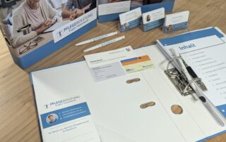 Bild des aufgeklappten Vorsorgeordners mit Visitenkarten und Dokumenten