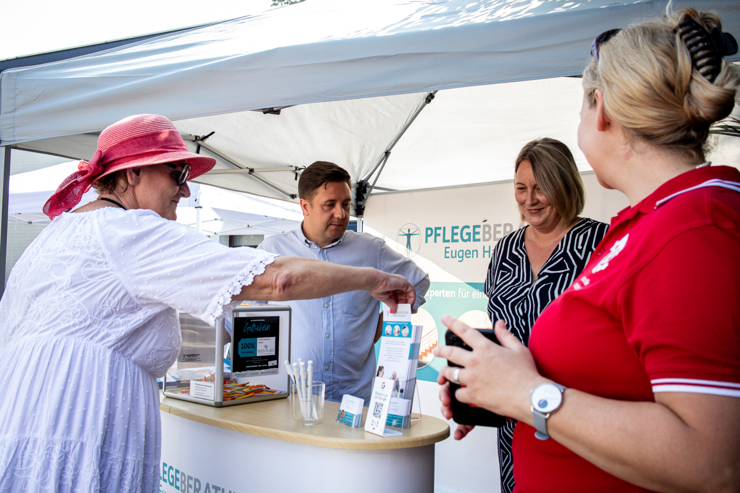 IMG_4171 Bild Interaktion am Infostand Pflegeberatung Hasenbank